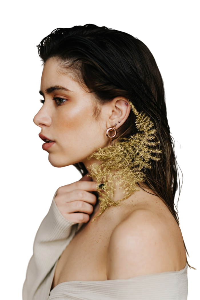 chica modelando aretes